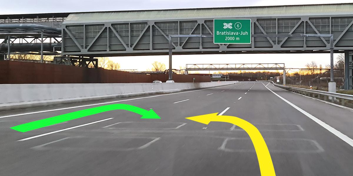 Má prednosť vodič na zelenej alebo žltej trase? Správna odpoveď + výklad zákona