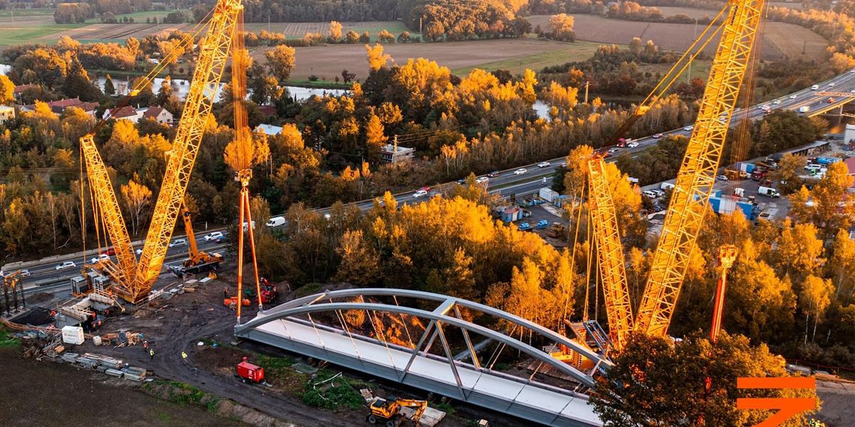Video: V Česku vybudovali most cez diaľnicu za jedinú noc