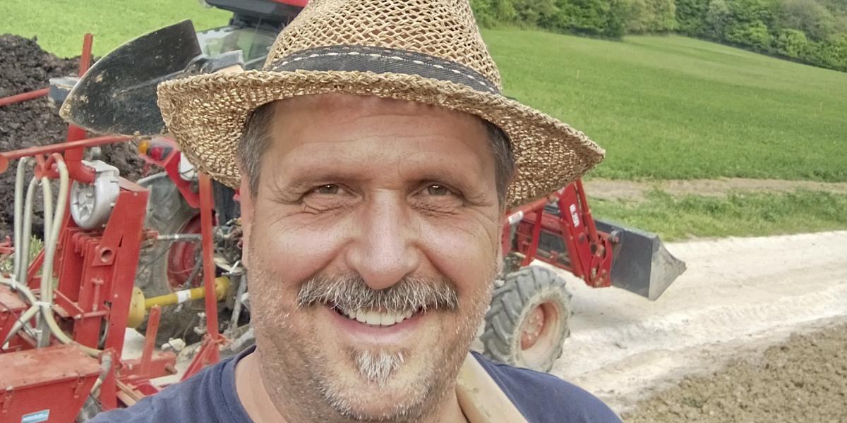 Prekvapil nás každou odpoveďou. Farmár Martin Bagar o prezúvaní traktorov, naftových elektromobiloch i tanku T-72 (157. podcast Autobazar.EU)