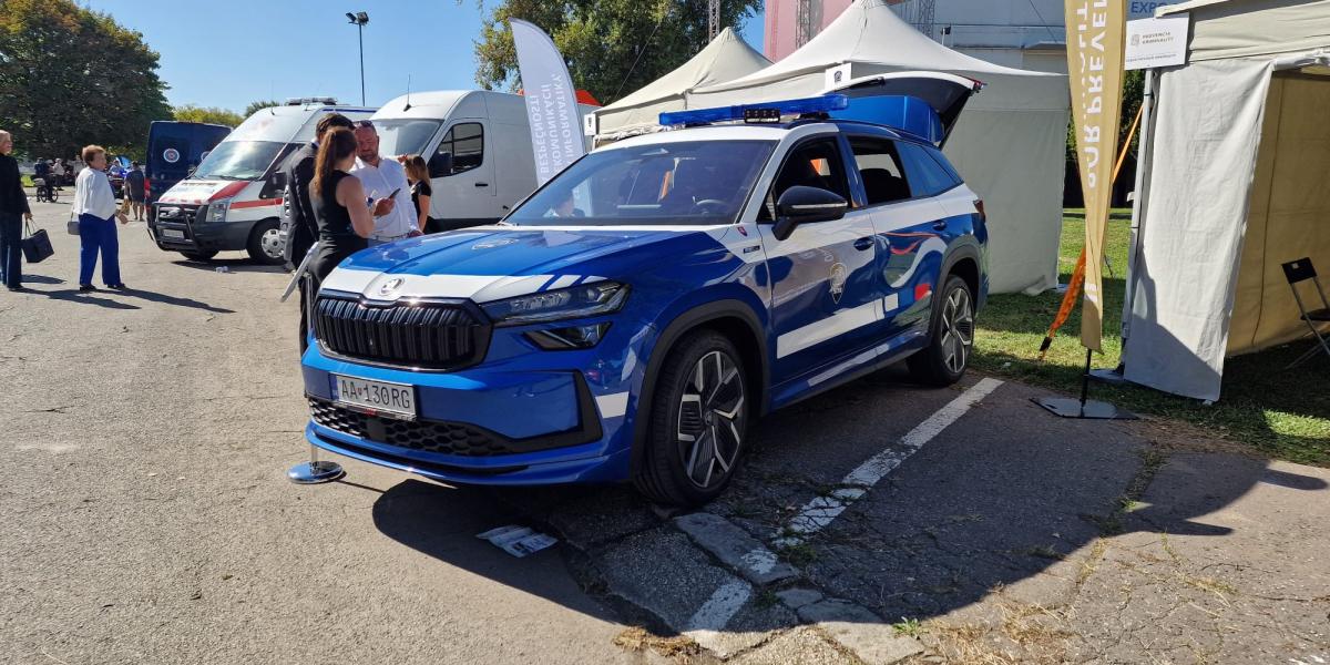Ďalšie policajné polepy pobúrili, auto sme si pozrieli osobne. Je to celé inak, tvrdia príslušníci