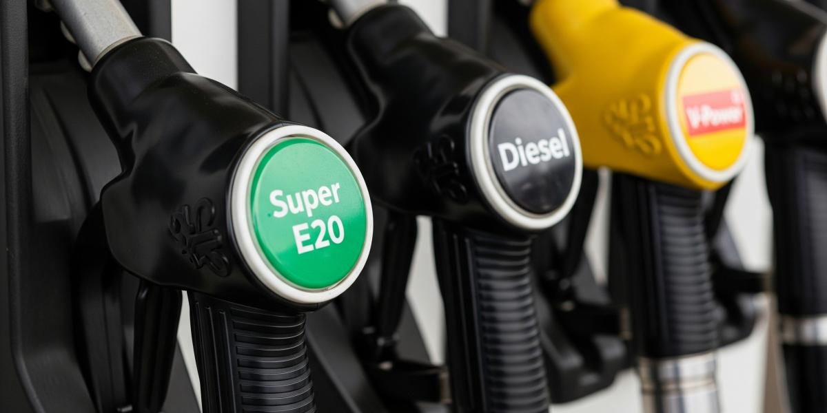 Príchod nového benzínu E20 vyvoláva otázky. Má byť menej účinný a škodiť aj novším autám