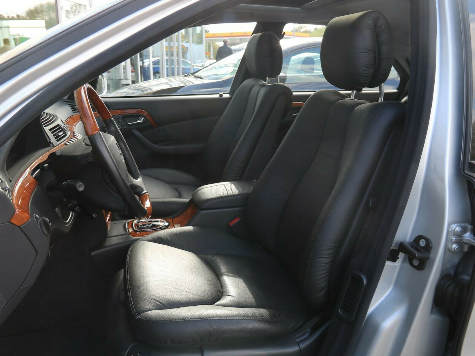 Tento Mercedes za 18 rokov stratil 85% z ceny, najazdil len cez 7 000 km!