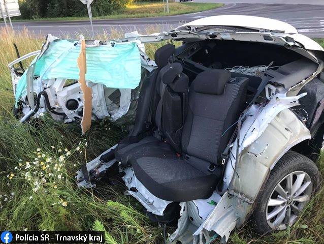 Nehoda Škody Octavia: roztrhlo ju na 2 polovice!