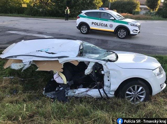 Nehoda Škody Octavia: roztrhlo ju na 2 polovice!