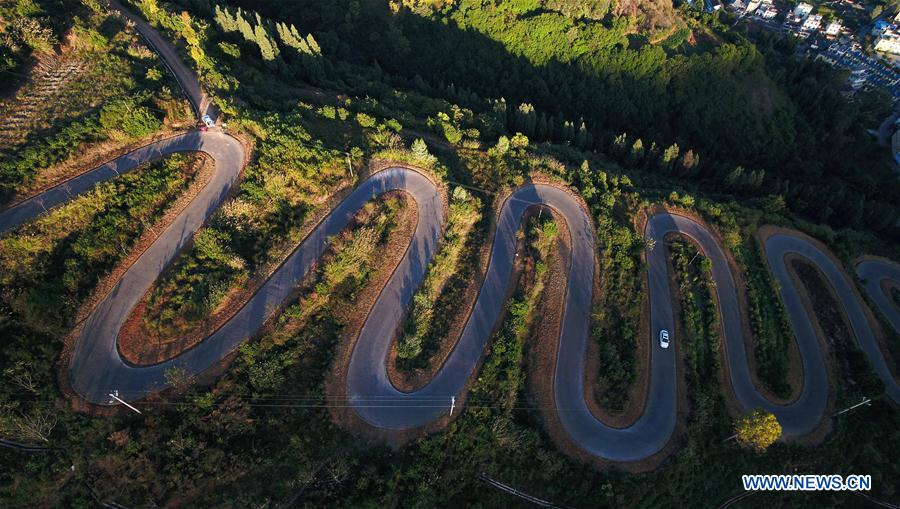 VIDEO: najkľukatejšia cesta sveta, 68 zákrut na 6,3 km!