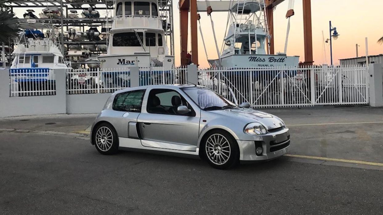 230 koňové Clio, ktoré ťa zaručene posadí do sedačky!