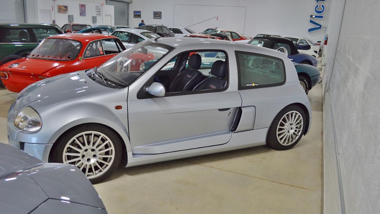 230 koňové Clio, ktoré ťa zaručene posadí do sedačky!