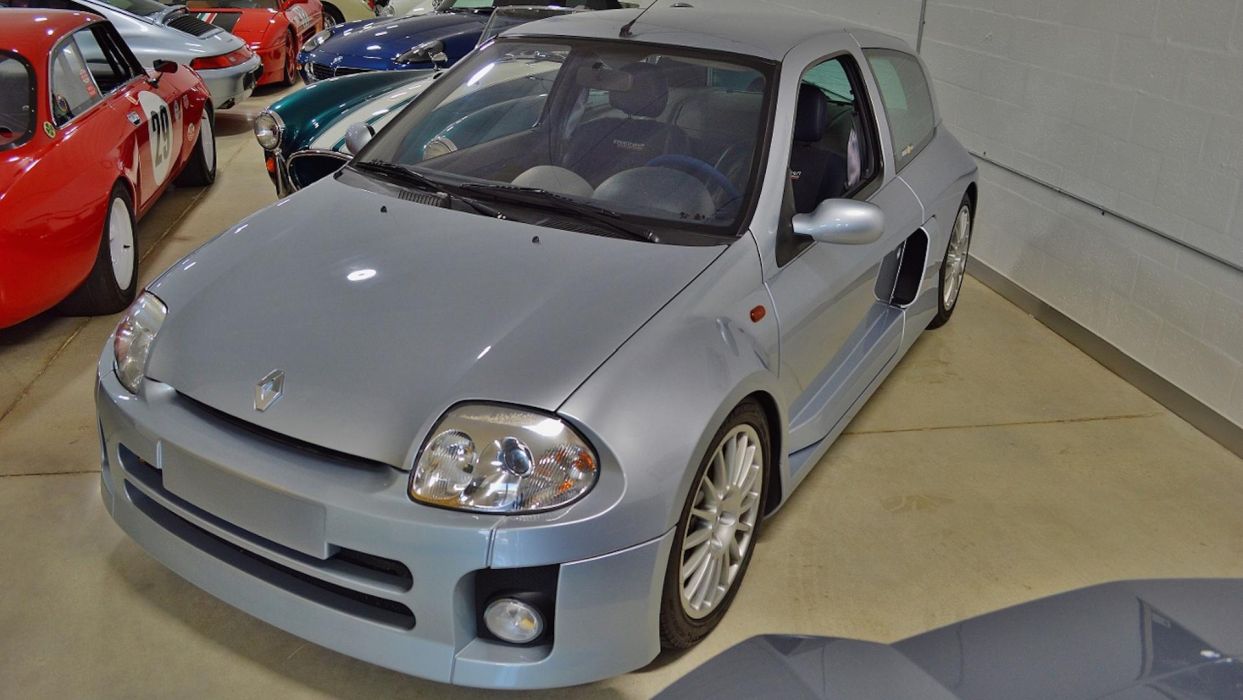 230 koňové Clio, ktoré ťa zaručene posadí do sedačky!