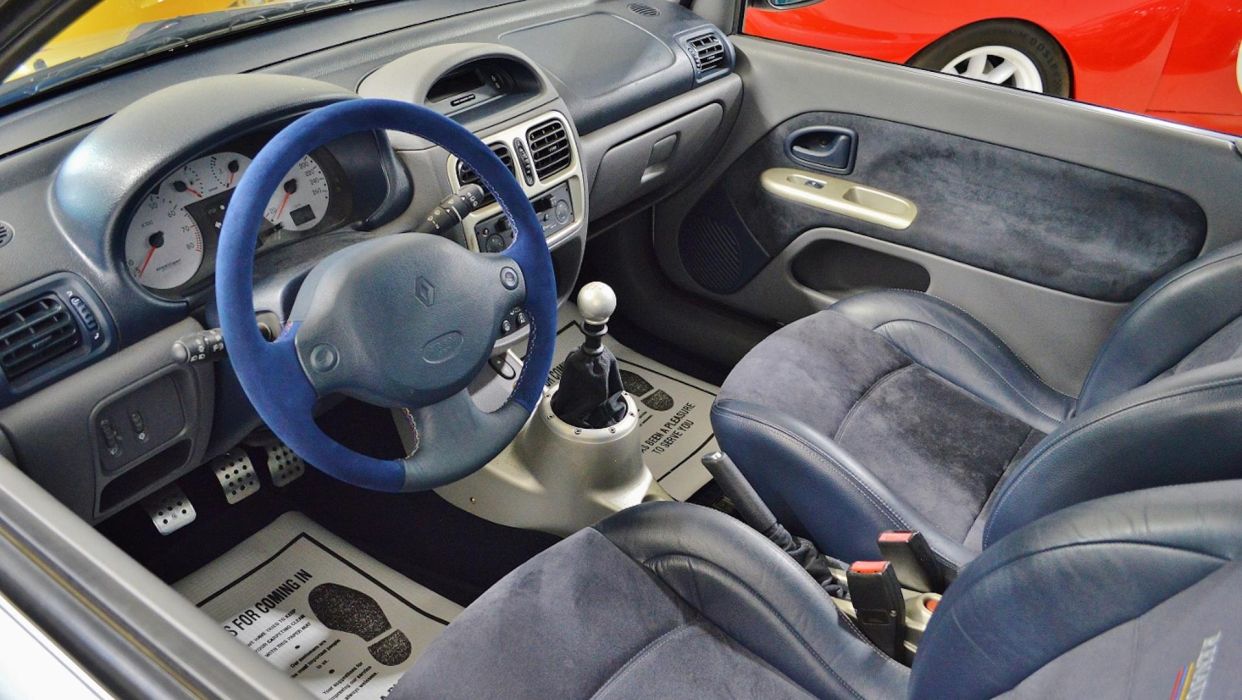 230 koňové Clio, ktoré ťa zaručene posadí do sedačky!