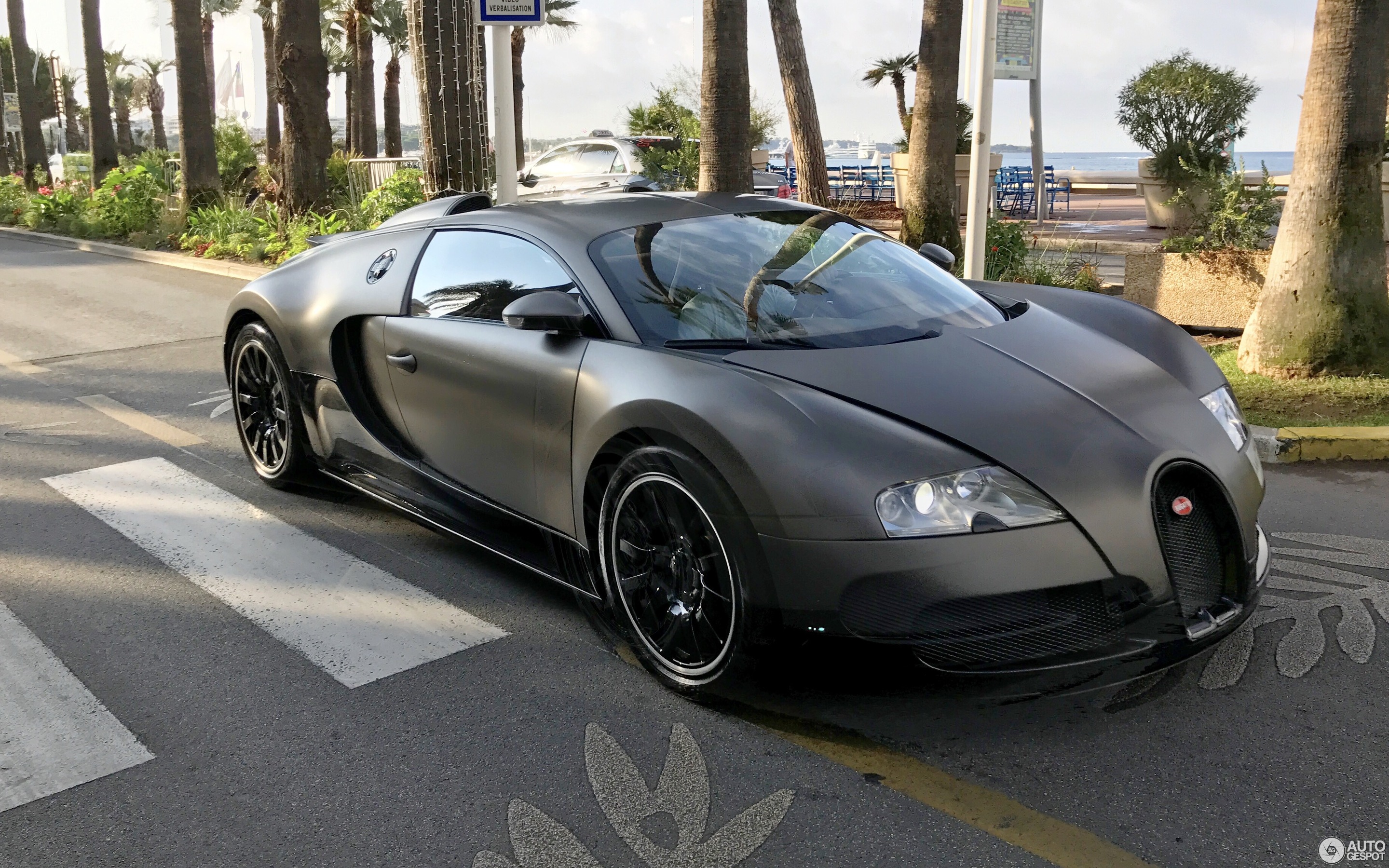 VIDEO: výmena oleja v Bugatti Veyron stojí 18 000€! Takto to vyzerá.   