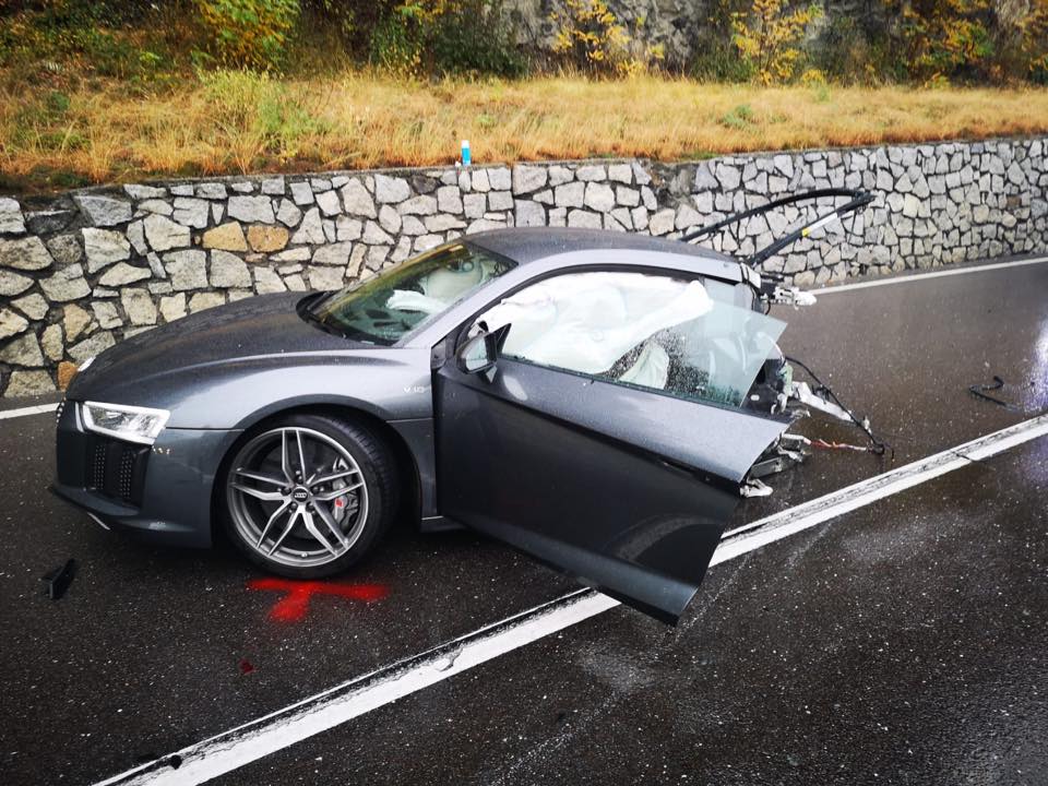 Audi R8 po brutálnej nehode roztrhnuté na 2 časti!