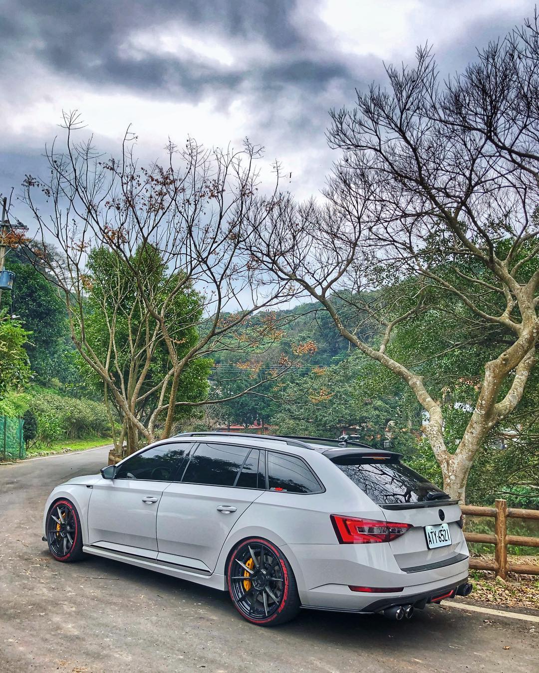 Nenápadná Škoda Superb Combi s takmer 400 koňmi!