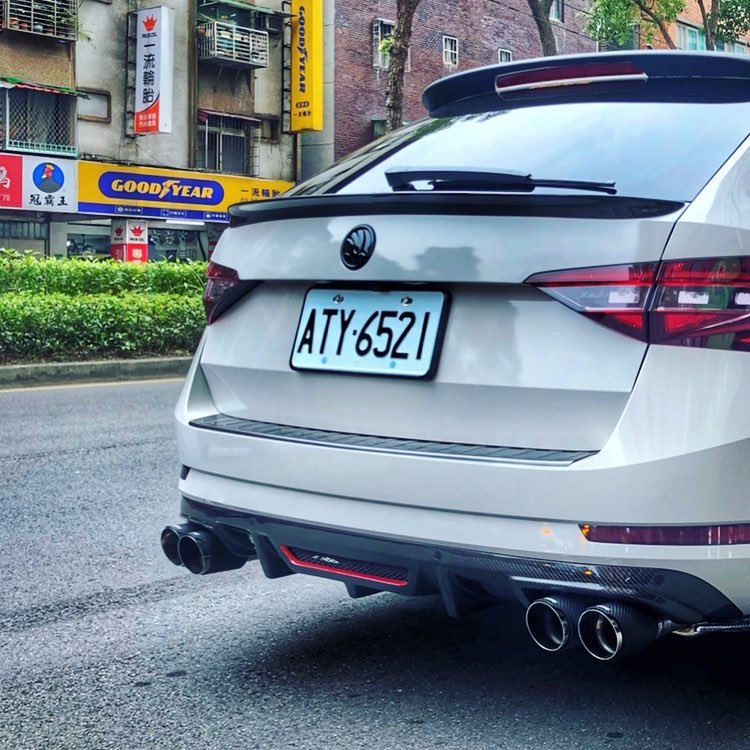 Nenápadná Škoda Superb Combi s takmer 400 koňmi!