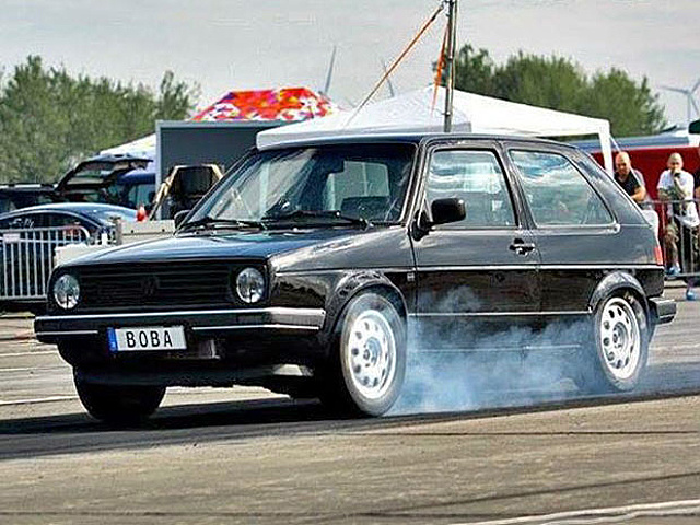 VIDEO: VW Golf II udupe Chiron, Aventador aj M5-ku do zeme!