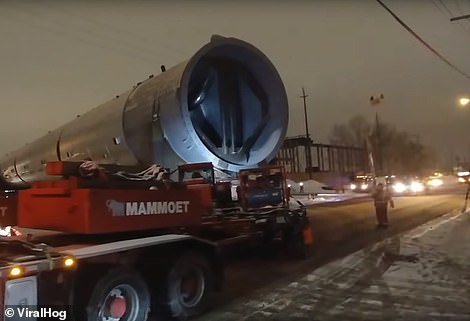 VIDEO: nadrozmerný náklad, 882 ton, 97 metrov!