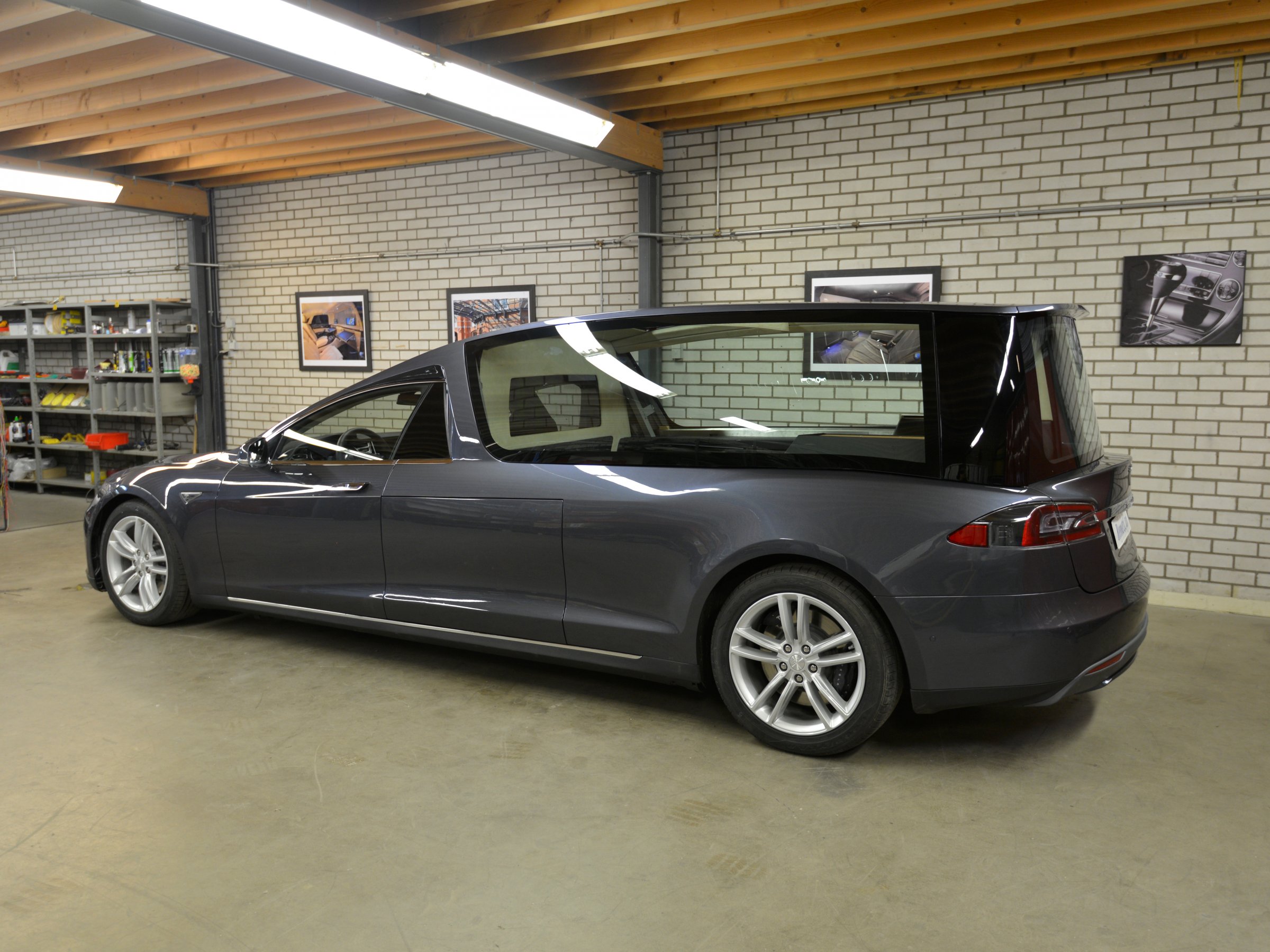 Táto Tesla vás zaručene odvezie do hrobu!