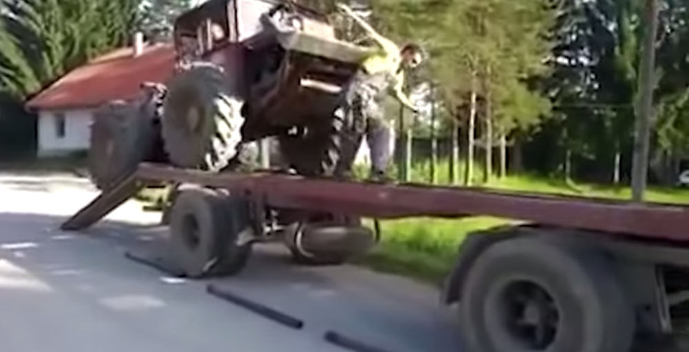 Traktor sa ocitol v priekope!