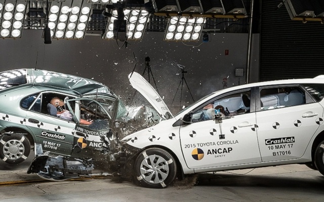 VIDEO: náraz Corolla 1998 vs. Corolla 2015