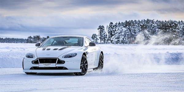 Aston Martin na zamrznutom jazere