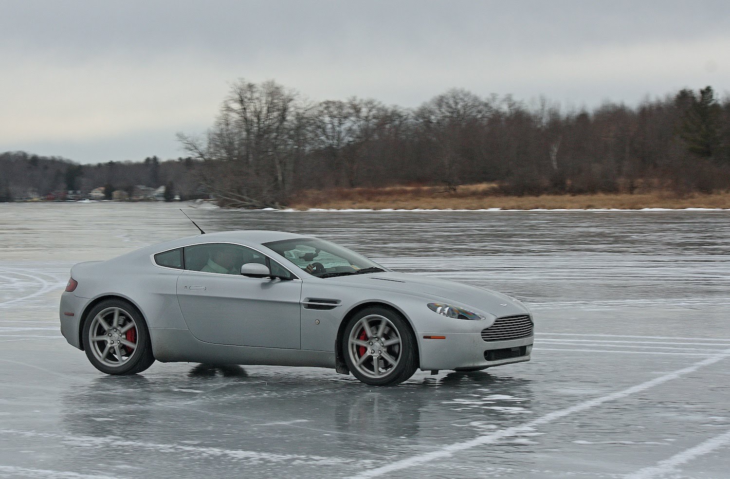 Aston Martin na zamrznutom jazere
