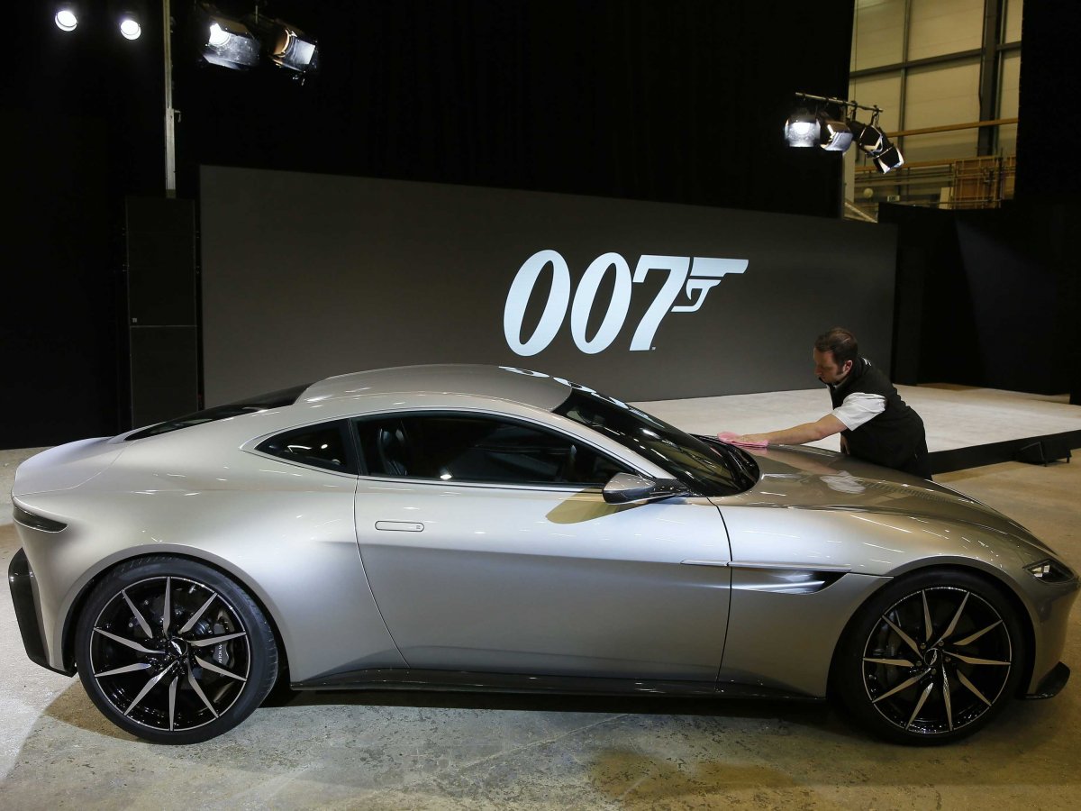 Aston Martin DB10