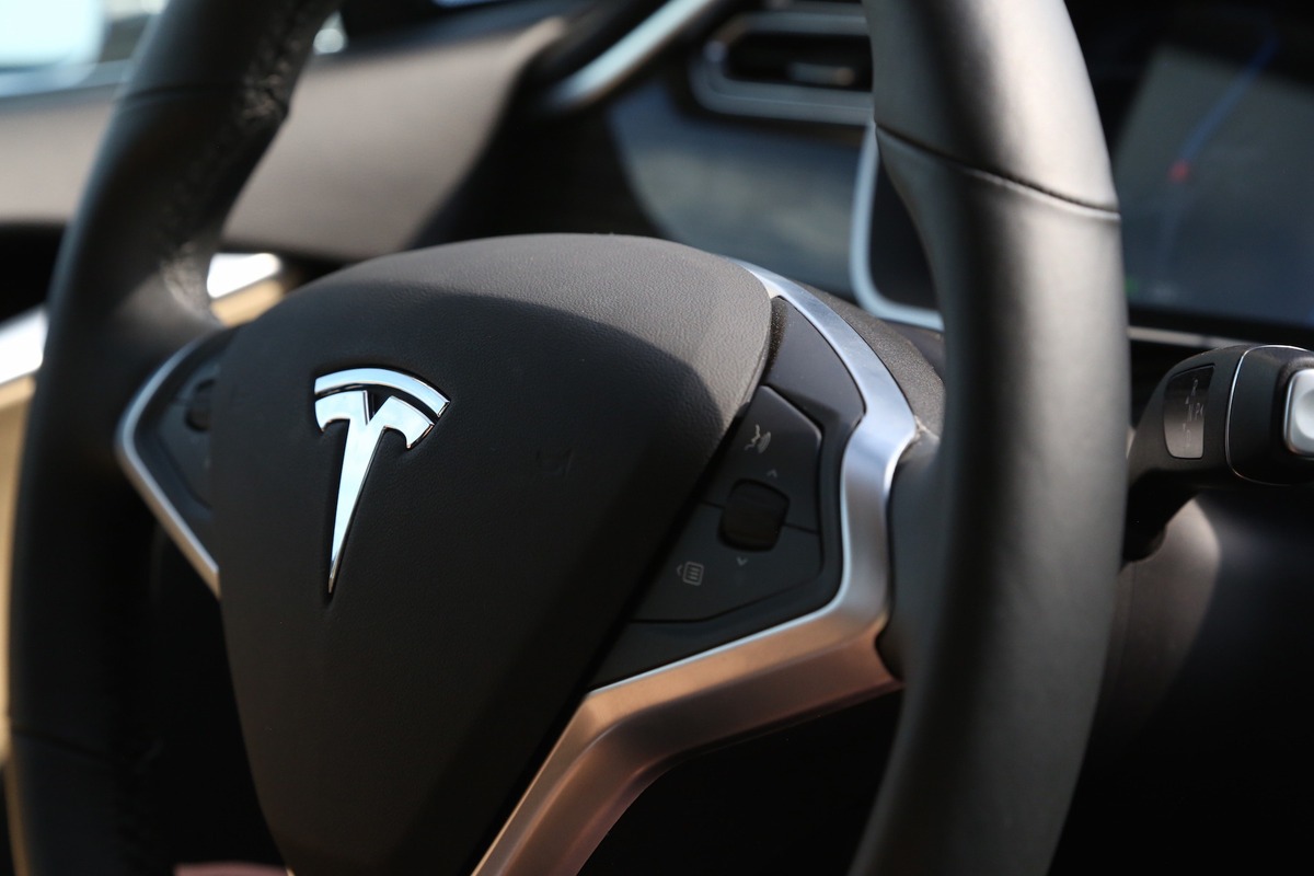 Hands-free volant umožnujúci autopilotovanie Tesly