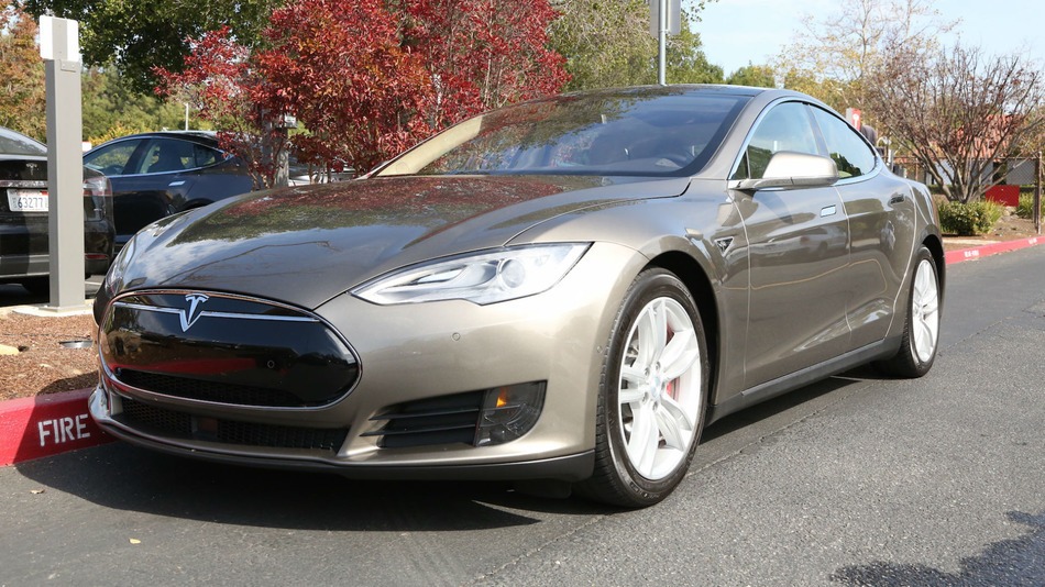 Tesla Model SP90D s inštalovaným autopilotom
