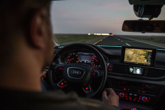 Audi A7 sa vie bez problémov zaradiť do jazdného pruhu, vyhnúť sa prekážkam a obiehať pomalšie idúce autá