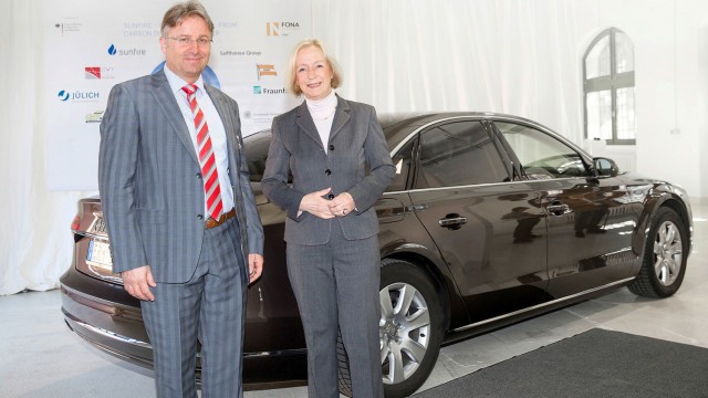 Johanna Wanke vo svojom Audi A8 po natankovaní prvých litrov modrej nafty 