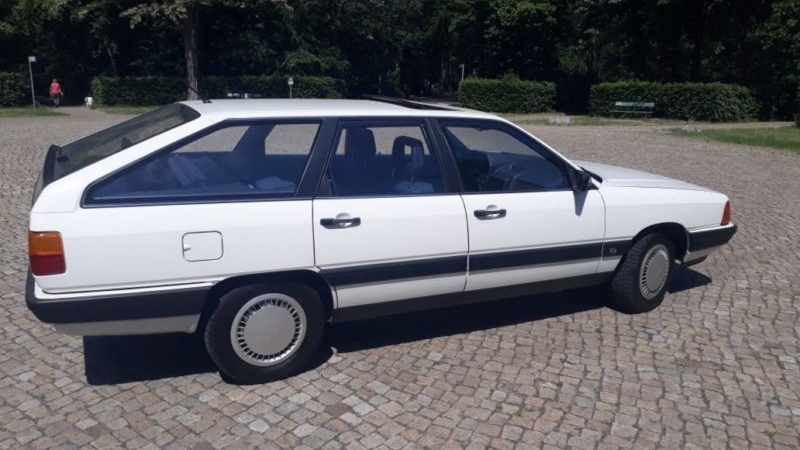 Muž má 32 rokov 1 auto. Má za sebou 4 totálky!