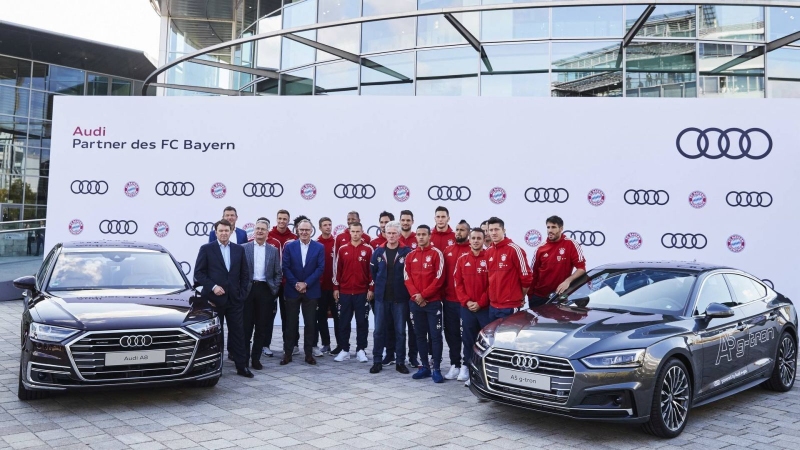Futbalisti Bayernu dostali od Audi nové autá. Aké si vybrali?