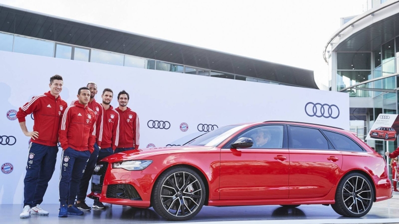 Futbalisti Bayernu dostali od Audi nové autá. Aké si vybrali?