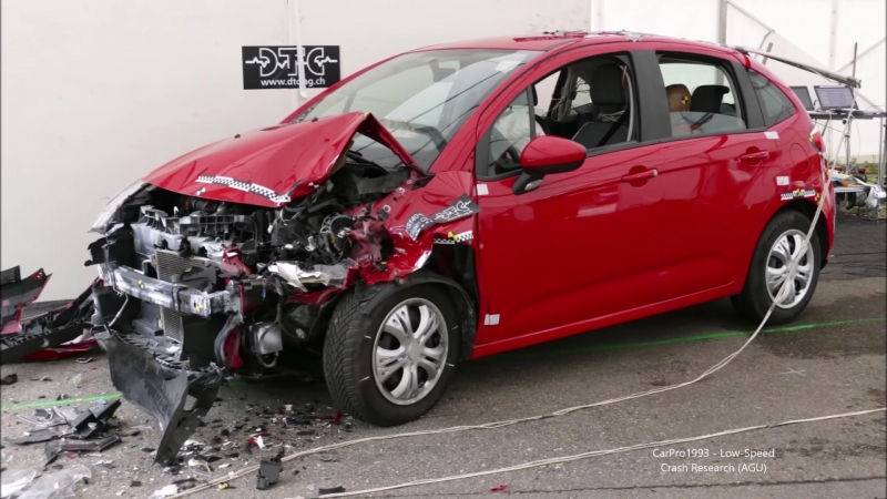 2006 Audi Q7 Vs. 2014 Citroën C3 crash test - zrážka pri nízkej rýchlosti