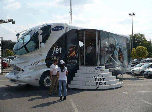 Tento autobus vďaka tvaru neprehliadnete!