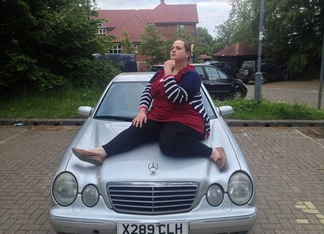 Ilustračná fotografia inzerátu britského občana, ktorý sa podobným vtipným inzerátom snažil predať svoj udržiavaný Mercedes triedy E, za ktorý pýta asi 11 tisíc eur. Na tom by nebolo nič zvláštne, keby voz nenafotil so svojou veľmi objemnou priateľkou, ktorá napodobňuje pózy modeliek v autokalendároch...