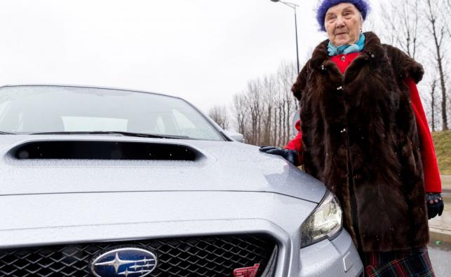 81-ročná babička vs. 300-koňové Subaru WRX STI!