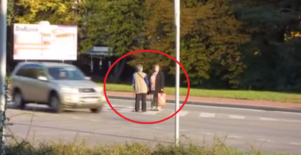 Tieto dve babky sa rozhodli, že otestujú vodičov v Nitre. Prečo sa neporozprávať uprostred rušnej cesty?