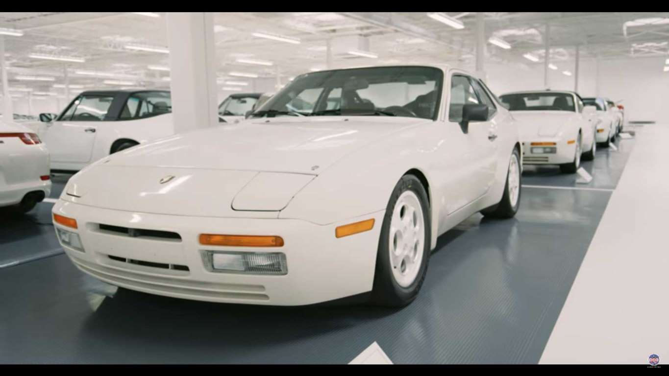 VIDEO: muž zbiera Porsche. Iba biele, má ich 65!