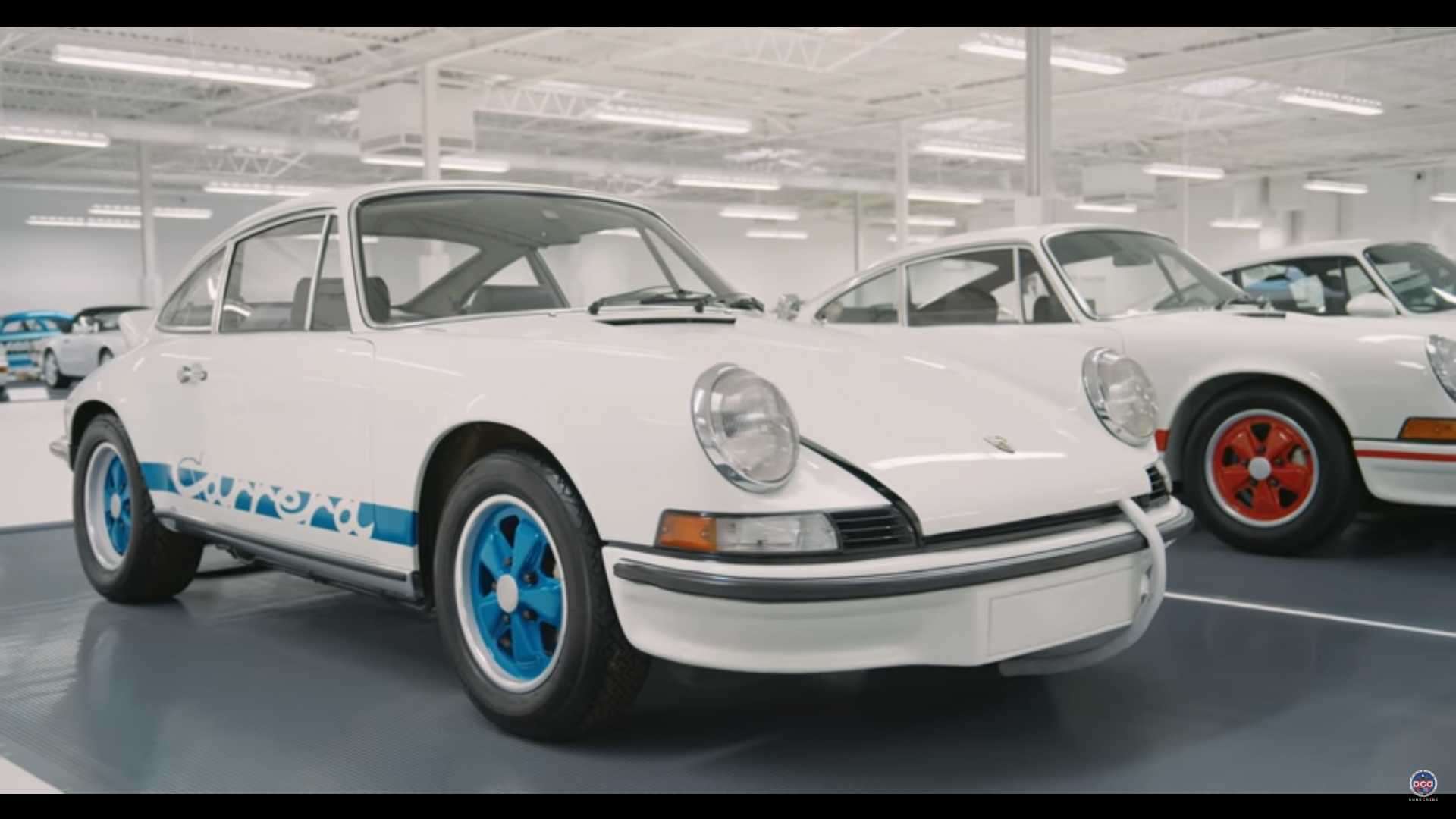 VIDEO: muž zbiera Porsche. Iba biele, má ich 65!
