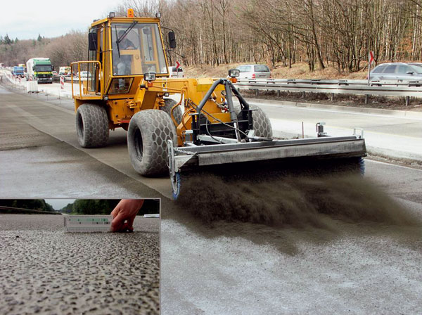 Podkladový a vrchný betón sa pri stavebnej technológii „exposed-concrete“ ukladá, zhutňuje a vyrovná. Výstavba betónových ciest je obľúbená najmä v Nemecku. Pri výstavbe ciest a mostov je dôležitá najmä životnosť.
