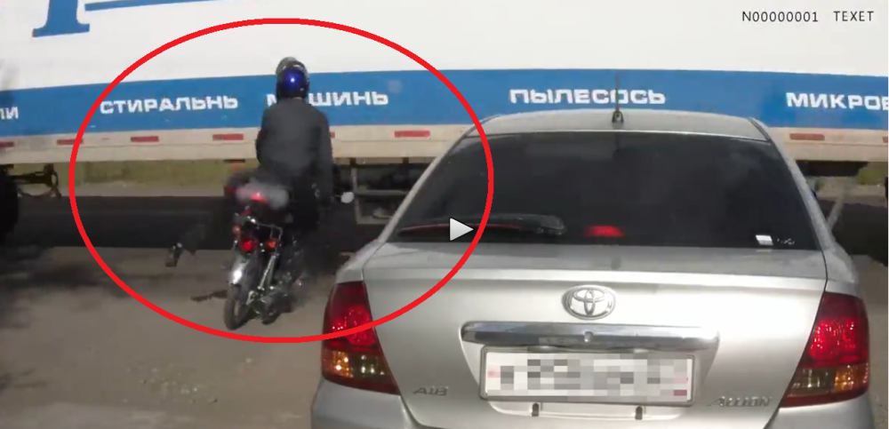 Mladíka na motorke zroluje nákladné auto!