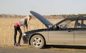 Blondínku zrazí vlastné auto!
