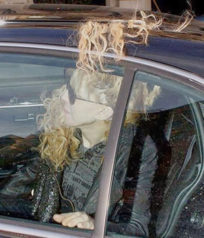 Blondínku zrazí vlastné auto!