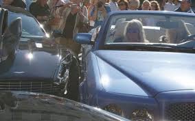 Blondínku zrazí vlastné auto!
