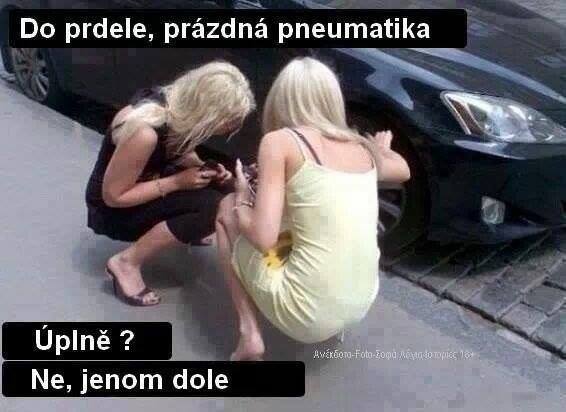 Blondínku zrazí vlastné auto!