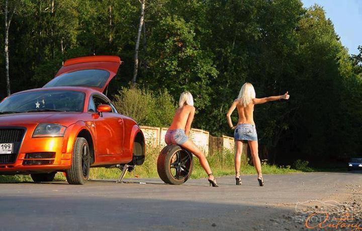 Blondínku zrazí vlastné auto!
