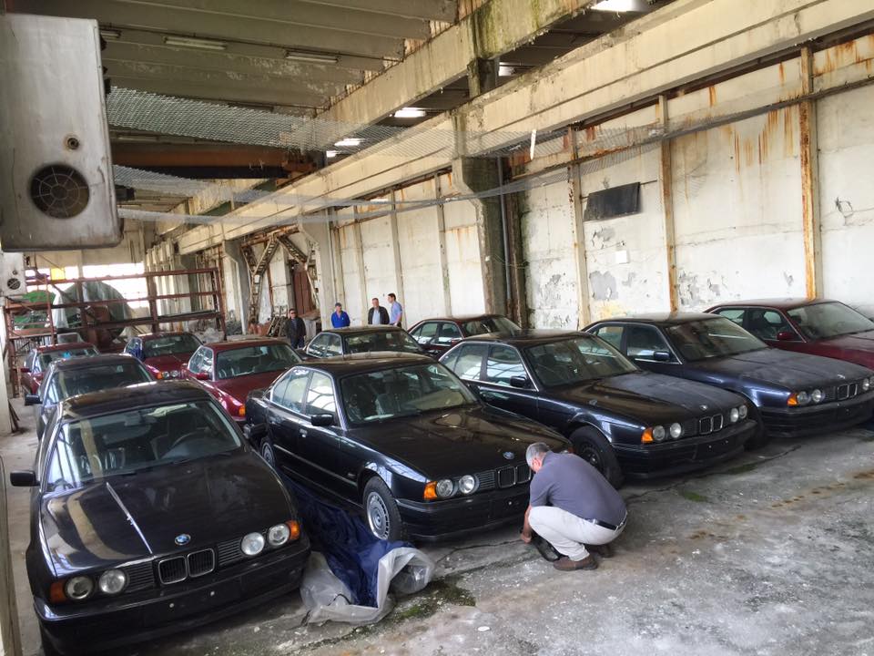 11 nikdy nejazdnených BMW 5 Series E34 z roku 1994 v opustenom sklade