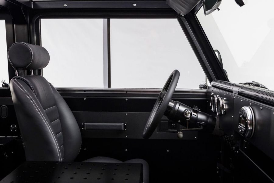 Bollinger B1 - minimalistický interiér
