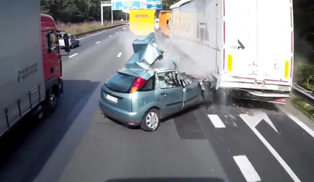 Video: Brutálna zrážka s kamiónom!