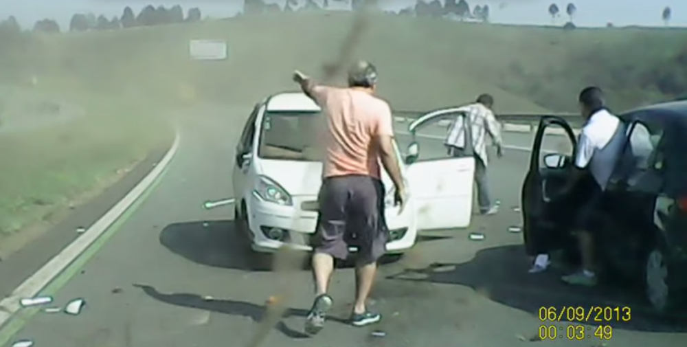 Video: Čo dokáže malé ťuknutie na diaľnici?